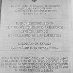 Inscripción en mármol otrora en el zaguán principal y en la que se aludía elogiosamente a los muchos años de servicio de Franco a España (izquierda). En la actualidad, sustituida por un espejo (derecha). Foto: Archivo personal de Juan Cobos Arévalo.
