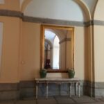 Inscripción en mármol otrora en el zaguán principal y en la que se aludía elogiosamente a los muchos años de servicio de Franco a España (izquierda). En la actualidad, sustituida por un espejo (derecha). Foto: Archivo personal de Juan Cobos Arévalo.
