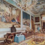 El denominado “salón de Goya” (izquierda), donde en su día estuvieron expuestos un busto de Franco (derecha) además de la máscara fúnebre de su cara y manos (obra de Santiago de Santiago Hernández). Fotos: Patrimonio Nacional.