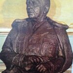 El denominado “salón de Goya” (izquierda), donde en su día estuvieron expuestos un busto de Franco (derecha) además de la máscara fúnebre de su cara y manos (obra de Santiago de Santiago Hernández). Fotos: Patrimonio Nacional.