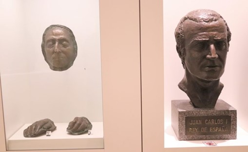 La cara y manos del Caudillo en bronce aparecen expuestas en nuestros días en el Museo del Ejército de Toledo, compartiendo vitrina junto con un busto de quien nombró su sucesor a título de rey, Juan Carlos I. Foto: Gorka López de Munain.
