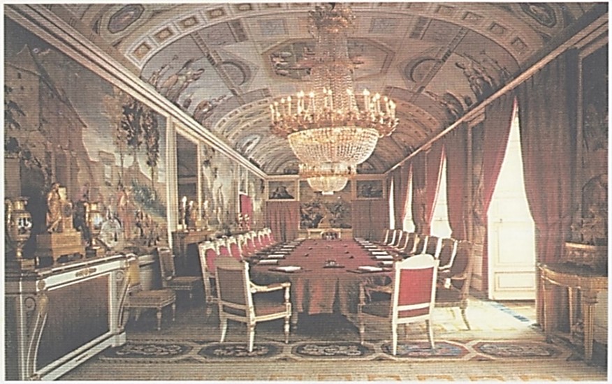 Salón en el que Franco presidía los consejos de Ministros (concretamente 1.300 y otros tantos consejos Económicos) tal y como lo vieron (con carpetas, blogs con membrete, lapiceros, etc.) los primeros visitantes al Museo de El Pardo. Foto: Patrimonio Nacional.