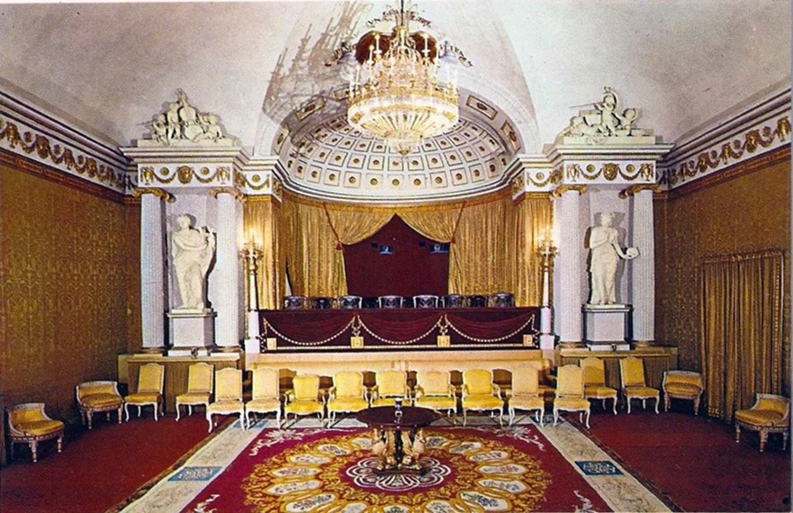 Teatro o cine del Palacio de El Pardo (con la pequeña tribuna nunca utilizada por Franco), en cuyo techo aparece el escudo nacional establecido en 1938. Ni que decir tiene que, en nuestros días, dicho escudo ha desaparecido. Foto: Patrimonio Nacional.
