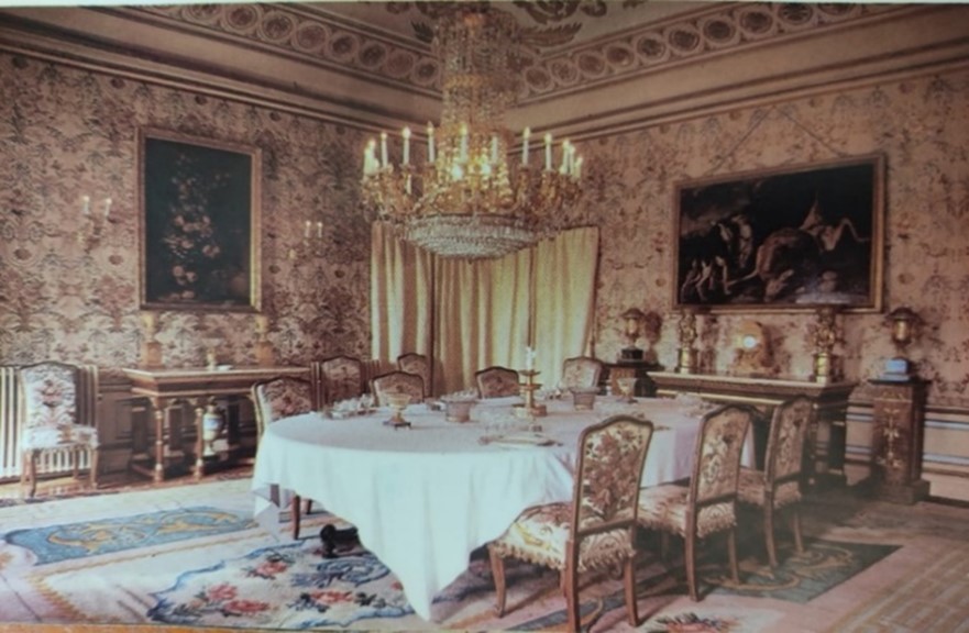 Comedor familiar de los Franco-Polo, con la mesa montada por expreso deseo de S.M el rey Juan Carlos I y la silla donde se sentaba a comer el Caudillo en el centro a la derecha. Actualmente, comedor privado de reyes y jefes de Estado extranjeros de visita en España. Foto: Patrimonio Nacional