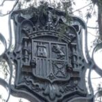 Escudos nacionales de España durante la época Régimen del 18 de Julio arrancados en marzo de 2024 de la verja (arriba) y de las farolas (abajo) de la entrada principal al recinto del palacio de El Pardo. Fotos: ABC.