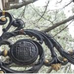 Escudos nacionales de España durante la época Régimen del 18 de Julio arrancados en marzo de 2024 de la verja (arriba) y de las farolas (abajo) de la entrada principal al recinto del palacio de El Pardo. Fotos: ABC.