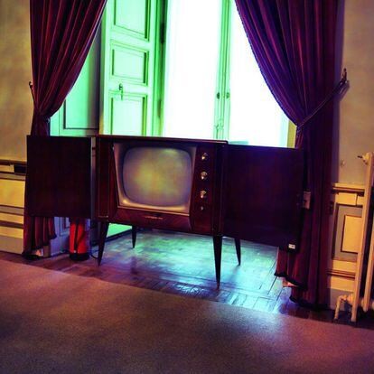 Franco nunca tuvo 16 televisores repartidos por el palacio de El Pardo como falazmente se ha dicho, sino tan solo dos: en el comedor de diario y en el “cuarto de armarios”. Caso de este modelo italiano Autovox que acabaría sus días en dicho cuarto. Foto: Patrimonio Nacional.