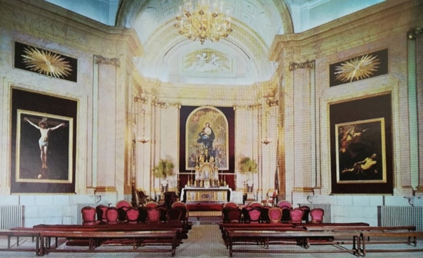 Capilla de Corte, con sitial de SS.EE., hace tiempo eliminado. En este lugar se casó la hija de Franco, Carmen, y se celebraron todos los acontecimientos religiosos familiares: bodas, bautizos, primeras comuniones... Foto: Patrimonio Nacional.