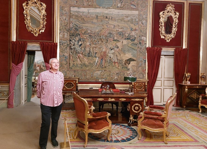 El autor en el que antaño fue despacho oficial de Franco, completamente desprovisto ya de los guiones y banderines que lo adornaban. A la derecha, la puerta que daba acceso a su despacho privado. Foto: Archivo personal de Juan Cobos Arévalo.