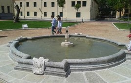 El llamado “Patio de los Austrias” del palacio de El Pardo (empleado por Franco para grandes audiencias y ahora utilizado para tal fin por la familia real) tenía una fuente central del siglo XVII en la que aparecía el Guion del Caudillo. Hoy, la fuente en cuestión ha sido trasladada a la zona de la Guardia Real. Fotos: Patrimonio Nacional y Archivo personal de Juan Cobos Arévalo.
