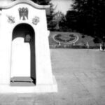 El Guion del Caudillo realizado en flores y la garita de centinela (en sus tiempos utilizada por la Guardia Mora) con el escudo del águila de San Juan y los emblemas del yugo y las flechas: las dos primeras imágenes con las que se encontraba el visitante que acudía al Museo de El Pardo. Fotos: Patrimonio Nacional.