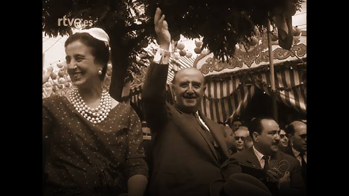 Francisco Franco y Carmen Polo saludando al público durante un acto festivo en España en la década de 1960, en una fotografía histórica colorizada procedente de RTVE.