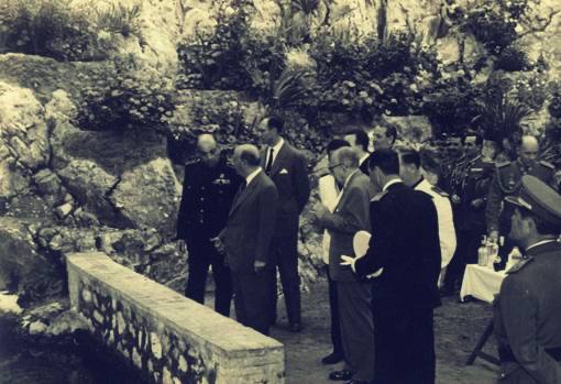 Francisco Franco junto a autoridades civiles y militares observando un estanque en un jardín durante su visita oficial a Cabra (Córdoba) en 1961.