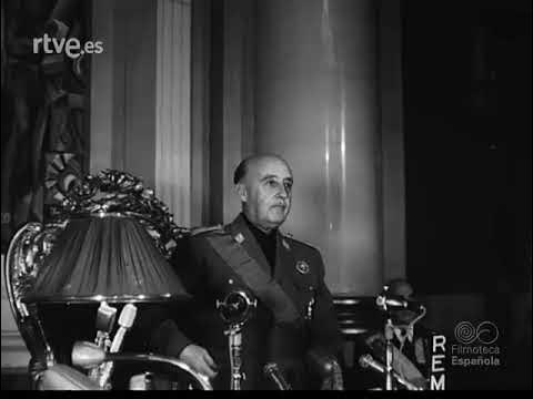 Composición alegórica en blanco y negro basada en una fotografía histórica de Francisco Franco durante un discurso oficial, ampliada con una escena inferior de un auditorio lleno, simbolizando el carácter institucional y la dimensión política del XI Consejo Nacional del Movimiento.