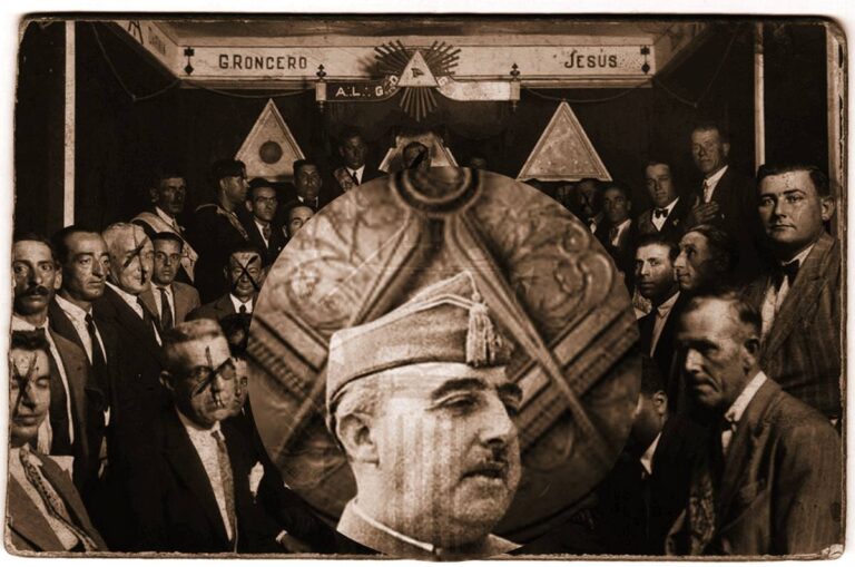 Imagen en tono sepia que muestra a un grupo numeroso de hombres reunidos en lo que parece una logia masónica, con símbolos triangulares y elementos rituales al fondo; en el centro, superpuesto, aparece el retrato de un militar con gorra, generando una composición alegórica sobre poder, masonería y política.