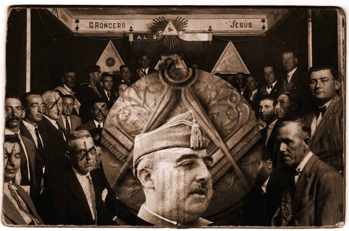 Imagen en tono sepia que muestra a un grupo numeroso de hombres reunidos en lo que parece una logia masónica, con símbolos triangulares y elementos rituales al fondo; en el centro, superpuesto, aparece el retrato de un militar con gorra, generando una composición alegórica sobre poder, masonería y política.