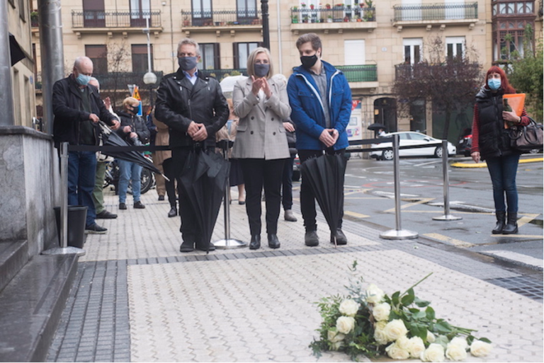 Begoña Urroz Ibarrola descubre la placa en honor a la niña muerta “Begoña Urroz Ibarrola”.