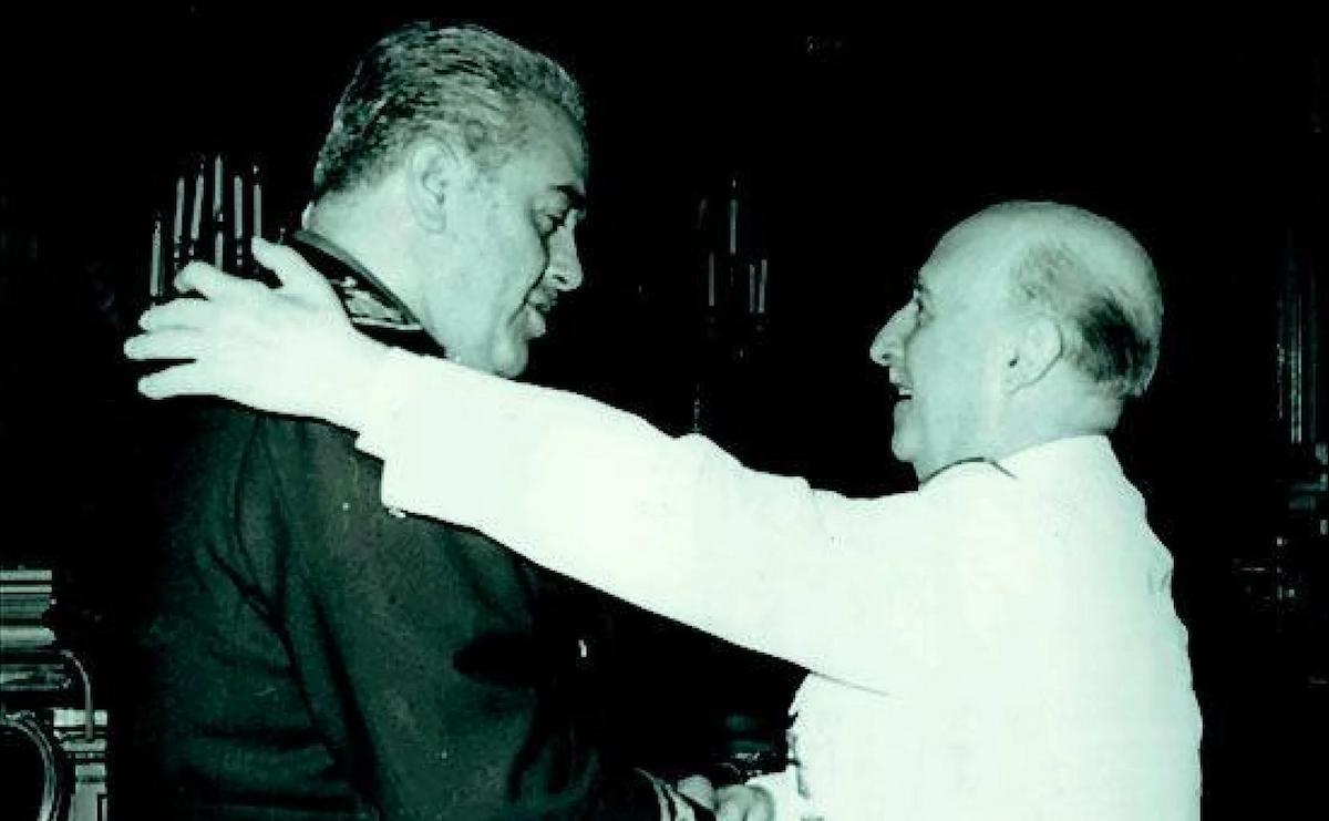 Francisco Franco conversa en actitud cercana con José Antonio Girón de Velasco en un encuentro institucional, ambos en primer plano, en una imagen histórica en blanco y negro.