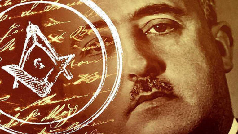 Primer plano en tono sepia del rostro de un hombre con bigote superpuesto a símbolos masónicos —escuadra y compás— y manuscritos antiguos, evocando una asociación entre figura histórica, masonería y documentos escritos.