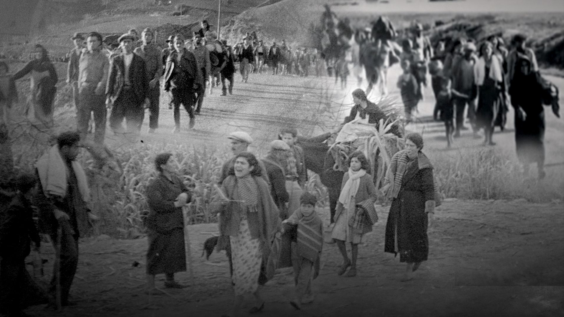 Fotografía histórica en blanco y negro de la Guerra Civil española que muestra a un grupo numeroso de civiles, incluyendo mujeres y niños, caminando por una carretera rural cargando pertenencias, en una escena de huida masiva conocida como la Desbandá entre Málaga y Almería.