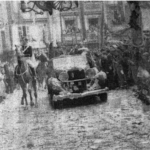 31. Franco en su primera vista a La Coruña sale de la Iglesia de San Nicolás