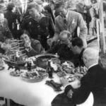 32. Franco y su esposa en el pueblo marinero de Cayón (La Coruña) comiendo sardinas.