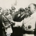 38. El Generalísimo Franco inaugura la Avenida de Lavedra, nuevos accesos a La Coruña, en 1957. En la foto escucha las explicaciones del alcalde de la Coruña, Alfonso Molina.