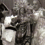 39. 1960, El Caudillo de España y el Cardenal Quiroga Palacios, Arzobispo de Compostela, coronan en La Coruña, a la Patrona de ciudad, la Virgen del Rosario.