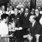 41. 1963, Franco entrega en el Real club Náutico, el trofeo que lleva su nombre, de Regatas de Traineras, disputado en aguas de la bahía de La Coruña.
