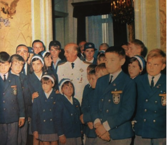42. El Jefe del Estado Francisco Franco recibe en el Pazo de Meirás a los niños de la Operación Plus Ultra.