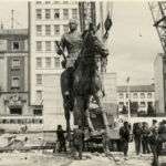 43. Trabajos de instalación en la Plaza de España de El Ferrol del Caudillo, de la estatua encuentre de Franco, obra de Coullaut, que sería inaugurada en 1967.