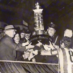 45. El Generalísimo Franco entrega al capitán del Atlético de Madrid, Luis Aragonés, el trofeo Teresa Herrera, ganado por el club madrileño al derrotar en al final al Spartak checo.