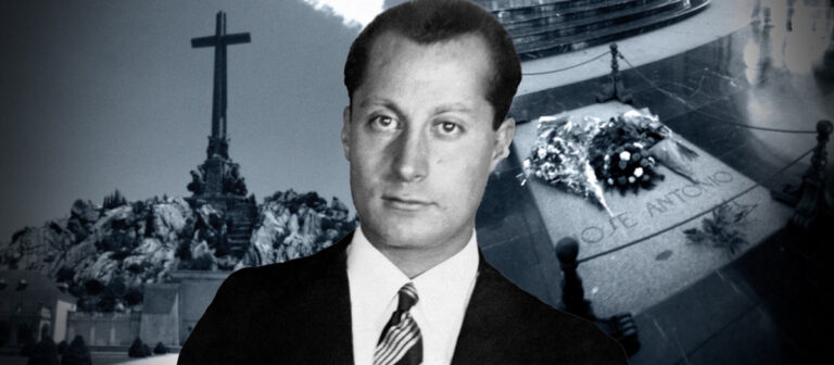 Retrato de José Antonio Primo de Rivera en primer plano, con fondo alegórico que muestra un monumento con cruz y su tumba con flores, en tonos fríos y estilo histórico.