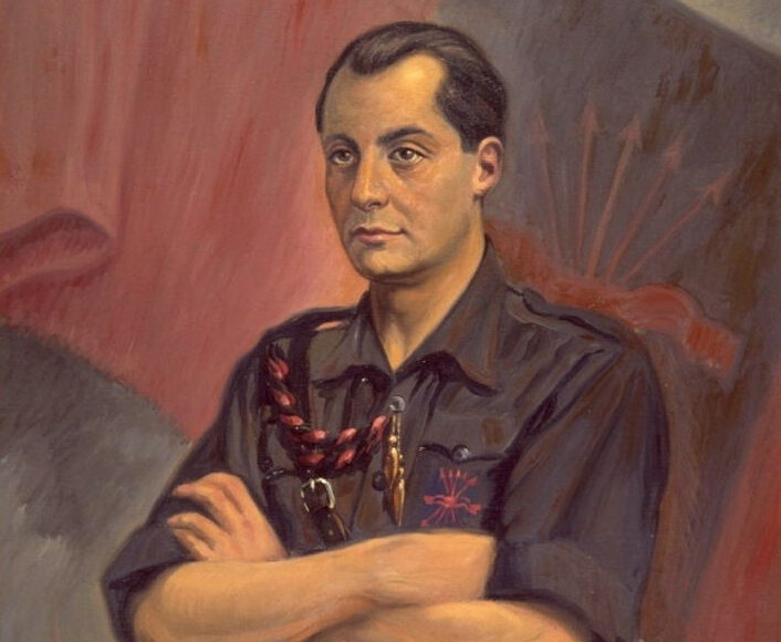 Ilustración en formato horizontal de José Antonio Primo de Rivera con los brazos cruzados, sobre un fondo artístico en tonos rojos y oscuros con banderas ondeantes, evocando un ambiente simbólico e histórico.