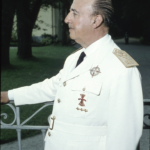 El caudillo vistiendo uniforme blanco con las tres estrellas de Falange