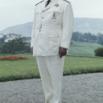 El caudillo vistiendo uniforme blanco con las tres estrellas de Falange