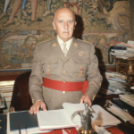 Retratos del caudillo de uniforme caqui