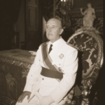 Retratos del caudillo de uniforme blanco