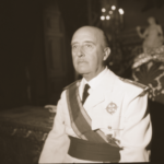 Retratos del caudillo de uniforme blanco