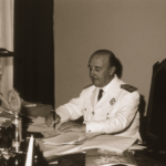 Retratos del caudillo de uniforme blanco