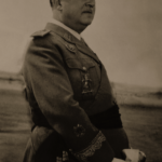 Reproducción de una fotografía del caudillo en Barajas visitiendo uniforme militar y con bastón de mando