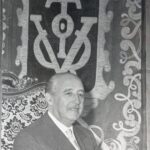 Reproducción de un retrato de Francisco Franco, en el fondo la insignia del Víctor 11-10-1961