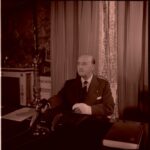 Francisco Franco, con la mano vendada a consecuencia de un accidente de caza, en el mensaje de Fin de Año al pueblo español. 30-12-1961