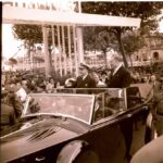 Francisco Franco con el alcalde de Barcelona, saludando desde el coche al público a su llegada a la ciudad 30-04-1960