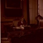 Retratos de Francisco Franco en su despacho del palacio de Pedralbes y leyendo La Vanguardia 05-05-1960
