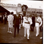 Visita a España del presidente de la República Argentina, doctor D. Arturo Frondizi: llegada a Barajas y entrega a de las llaves de la ciudad; en el palacio del Pardo; en el palacio de Oriente, cena y concierto; en los toros con Manuel Vázquez y Manolo Sánchez; despedida en Barajas 10-07-1960