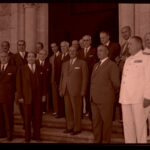 Consejo de Ministros en el pazo de Meirás, Francisco Franco posa en la puerta del pazo con el Gobierno 08-09-1960