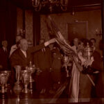 Francisco Franco entrega la Copa y la Bandera a los ganadores de las regatas de traineras de La Coruña 10-09-1960