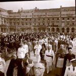 Ante una gran multitud Francisco Franco corona, en la plaza Mayor de La Coruña, la imagen de Nuestra Señora la Virgen del Rosario 11-09-1960