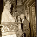Francisco Franco besando la imagen de Nuestra Sra. de la Merced, patrona de Barcelona 26-06-1963
